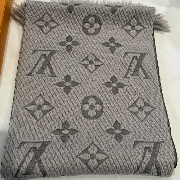 Authentic Louis Logomania wool scarf with box - Picture 3 of 11